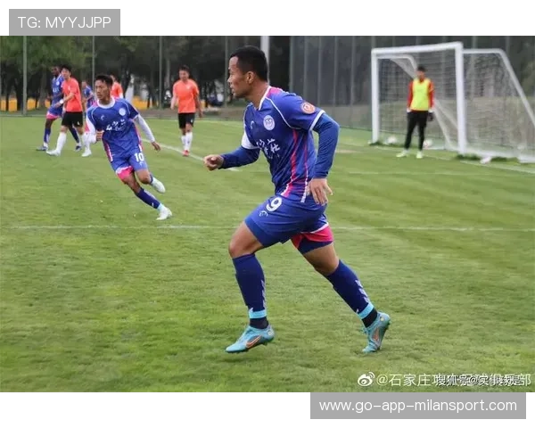 石家庄功夫新援边路接应，斜插禁区接到穿透球